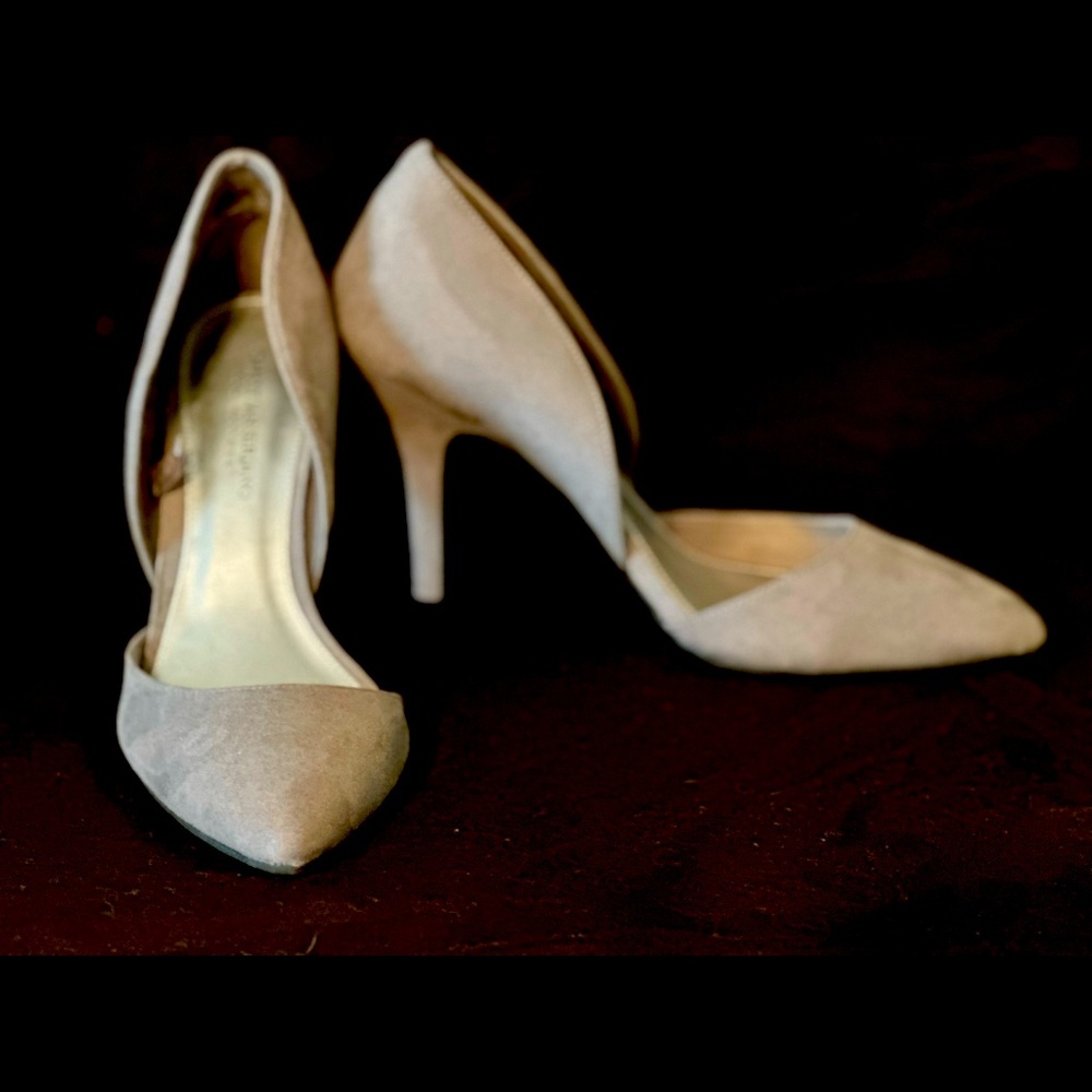 Like-new grey pumps, comfortable and versatile.